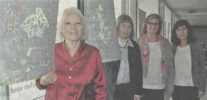 Über Barbara Beisinghoffs (I.) Wasserzeichenbilder zu Christa Wolfs „Kassandra“ referierten Dr. Elke Riemer-Buddecke (2.V.I.) und Prof. Silke von der Emde in der Christine-Brückner-Bücherei. Rechts im Bild Eva Gröll-Wachenfeld, Vorsitzende des Bücherei-Fördervereins. Foto: Sandra Simshäuser