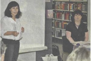 Eva Gröll-Wachenfeld moderierte die Autorenlesung mit Maria W. Peter (r).